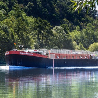 Das Experimenta-Schiff wird durch Rhein-Niedrigwasser ausgebremst
