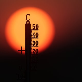 Rote Sonne und davor ein Thermometer, Symbolbild für: Wie bereiten sich Kommunen in der Pfalz auf die aktuelle Hitzewelle vor