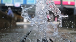 Wasser läuft an einem Trinkbrunnen (Symbolbild). Die Stadt Ludwigshafen will mehr Geld in Hitzeschutz investieren.