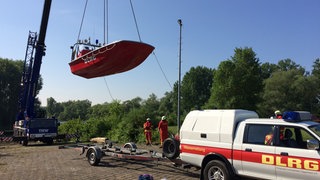DLRG Boot wird zu Wasser gelassen