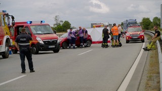 Auf der A6 zwischen Grünstadt und Wattenheim sind zwei Autos und ein Lastwagen zusammengestoßen