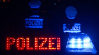 Ein Polizeiauto in der Nacht. In Ludwigshafen wurde ein Mann bei einem Streit schwer verletzt