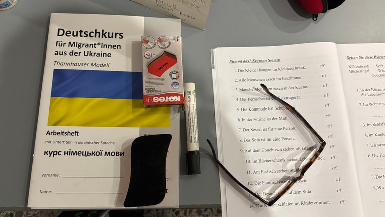 Deutschunterlagen auf einem Tisch 