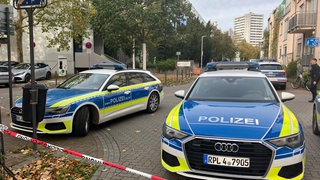 Polizeiautos stehen vor der Karolina-Burger-Realschule plus in Ludwigshafen. Die Die Polizei ist immer wieder an der Schule, wenn es zu Schlägereien oder anderen Konflikten kommt.