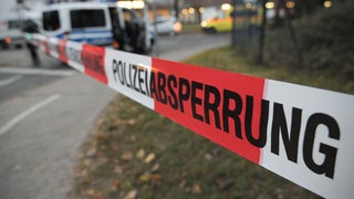 Die Polizei hat einen Tatort abgeriegelt (Archivbild)