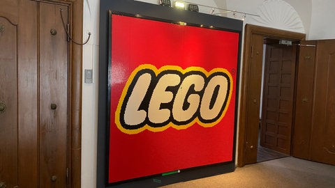 Das große Lego-Mosaik steht am Eingang der Lego-Ausstellung in Speyer. Sie wird am 3. Oktober im Historischen Museum der Pfalz eröffnet.