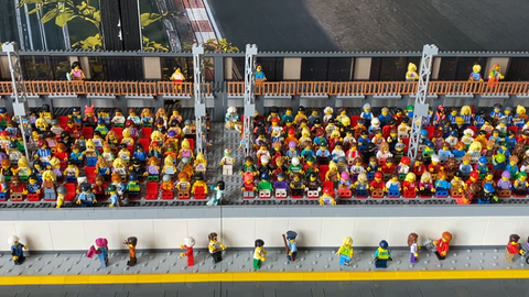 Endspurt beim Aufbau der Lego-Ausstellung in Speyer: Die Zuschauertribüne des Nürburgrings ist bereits fertig.