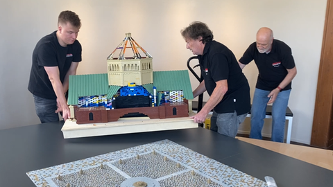 Im Historischen Museum der Pfalz in Speyer wird die Lego-Ausstellung aufgebaut. Das Dach des Speyerer Doms hat den Transport nicht unbeschadet überstanden.