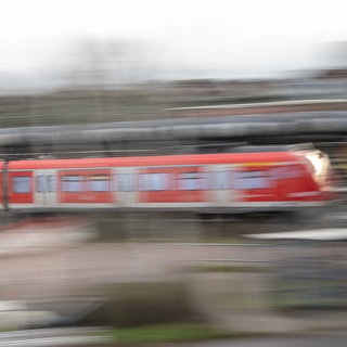 Fahrende Regionalbahn - Symbolbild