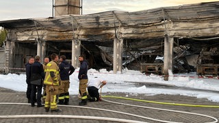 Nachlöscharbeiten nach dem Brand bei der Feuerwehr Offenbach an der Queich