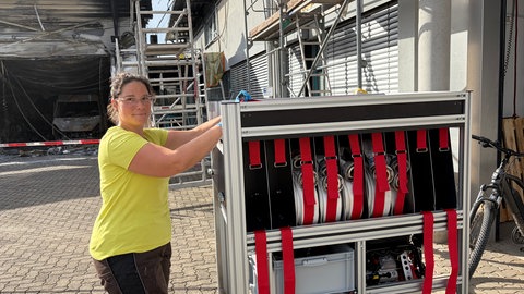 Die Offenbacher Feuerwehrfrau Sarah Kern packt nach der Arbeit auch mit an.