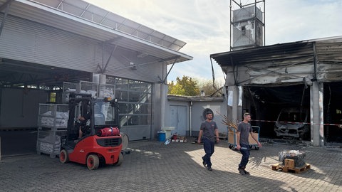 Nach dem Großbrand schon wieder im Einsatz: Die Offenbacher Feuerwehrleute Steven Haas und Matthias Becker  