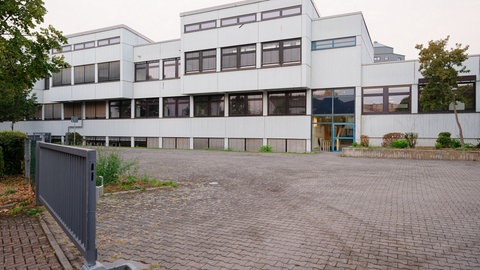 Das Gebäude der Karolina-Burger-Realschule plus von außen. Die Schule war in den vergangenen Monaten häufiger in den Schlagzeilen.