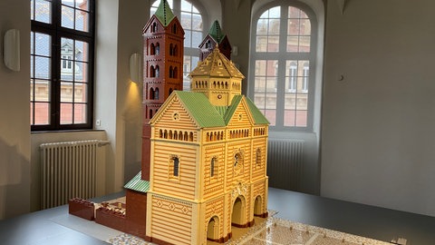 Der Speyerer Dom aus Lego-Steinen. Schaut man hinter dem Modell aus dem Fenster, sieht man den "echten" Speyerer Dom. 