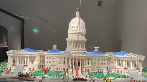 Das Kapitol der Vereinigten Staaten in Washington - nachgebaut aus Legosteinen. Das Modell ist mehrere Meter lang und hoch! Dominik Gerlach hat fünf Jahre lang daran gebaut und über 1,2 Millionen Lego-Steine verbraucht.