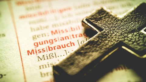 Kreuz auf einem Wörterbuch mit dem Wort Missbrauch