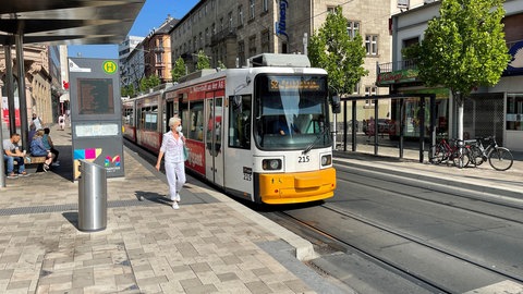 An der Haltestelle Münsterplatz in Mainz hält eine Straßenbahn