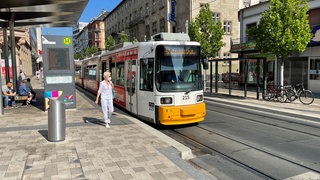 An der Haltestelle Münsterplatz in Mainz hält eine Straßenbahn