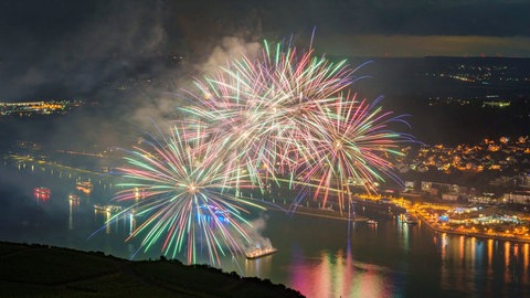 Von einer Personen- und einer Autofähre auf dem Rhein bei Bingen in RLP wird ein Teil des Feuerwerks "Rhein in Flammen" abgebrannt.