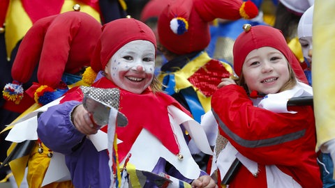 Die kleinen Narren ziehen bunt verkleidet durch die Mainzer Innenstadt. 