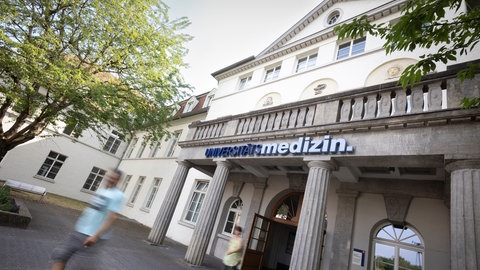 Der Eingang der Universitätsmedizin der Johannes Gutenberg-Universität Mainz. (picture alliancedpa | Tim Würz)