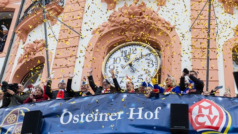 Der Balkon am Schillerplatz in Mainz am 11.11. Hier wird an Fastnacht das närrische Grundgesetz verkündet
