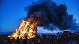 Große Osterfeuer wie dieses ziehen auch in Rheinhessen jedes Jahr viele Menschen an.