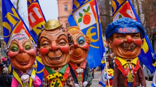 Die riesigen, bunten Schwellköpp sind eine Besonderheit der Mainzer Fastnacht.