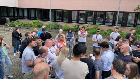 Viele Freunde waren zur Kreisverwaltung Bad Kreuznach gekommen, um zu zeigen, dass sie gegen die Abschiebung des Irakers sind. 