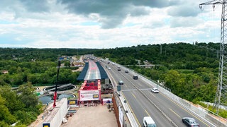 Im Juni 2024 wurde ein letztes Teilstück der Salzbachtalbrücke eingeschoben. Die Autobahnbrücke soll 2025 fertig werden. (Foto: SWRNeubrech)