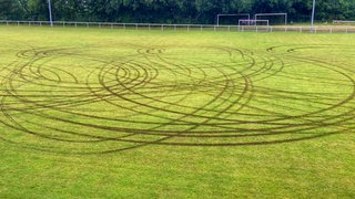 Unbekannte haben am Sonntag mit dem Auto den Rasenplatz des VfL Simmertal verwüstet.