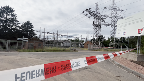 In einem Trafohäuschen in Budenheim sind nach einer Verpuffung die Fenster heraus geflogen.