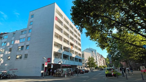 Das Mietshaus befindet sich in der Mainzer Neustadt.
