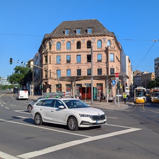 Im Augenblick verläuft der Straßenbahnverkehr ausschliesslich über die Bahnhofsstraße. Durch die Erweiterung über die Binger Straße erhofft sich die Stadt eine Entlastung am Bahnhofsvorplatz