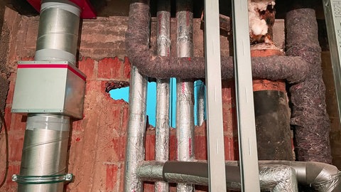 In einer Wand im Bad, die an den Hausflur grenzt, haben Handwerker zwei Löcher geschlagen und nicht wieder zugemauert. 