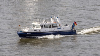 Ein Boot der Wasserschutzpolizei fährt auf dem Rhein (Symbolbild).
