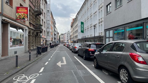 Autos stauen sich in der Mainzer Gärtnergasse, weil die Binger Straße gesperrt ist.