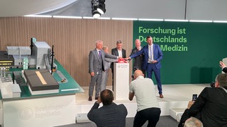 Bundeswirtschaftsminister Robert Habeck und die rheinland-pfälzische Umweltministerin Katrin Eder (beide Grüne) nahmen an der Eröffnung des neuen Ktaftwerks teil. 