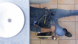 Immer wieder fordern falsche Handwerker horrende Summen.