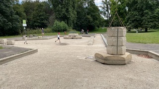 Im Becken des Wasserspielplatzes im Mainzer Hartenbergpark ist zurzeit kein Wasser. Es fehlt ein Ersatzteil