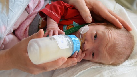So wie in Leipzig gibt es jetzt auch an der Mainzer Unimedizin eine Milchbank. Dort bekommen Frühgeborene gespendente Muttermilch