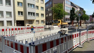 Rot-weisse Bauzäune sperren die Binger Straße komplett ab. 