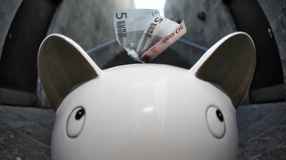 In einem Sparschwein vor dem Mainzer Rathaus stecken drei Geldscheine.