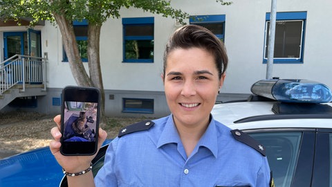 Polizistin Anna Leo freut sich über den neuen Dauergast in der Polizeiautobahnstation Gau-Bickelheim. Der Kater hüpft gerne auch mal auf ihren Schoß. 
