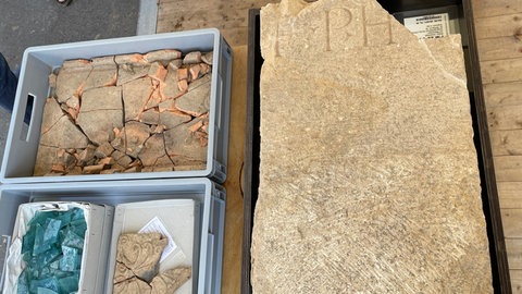 Eine römische Grabstele mit Inschrift: Spektakuläre Funde aus der Römerzeit sind auf einer Baustelle auf dem Gelände der Unimedizin Mainz entdeckt worden.