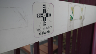 Am Wochenende waren in einem Wohnheim der Kreuznacher Diakonie so wenig Mitarbeitende da, dass die Eltern gebeten worden sind, ihre beeinträchtigten erwachsenen Kinder nach Hause zu holen. 