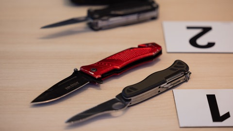 Per Bundesgesetz verboten: Mit Messern darf man nicht auf ein Volksfest gehen.