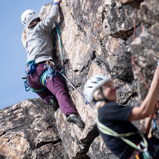Kletterer sichern sich mit Seilen in einer Felswand (Symbolfoto)