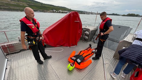 Die Feuerwehr Bingen übt künftig mit einer schwimmenden Puppe die Rettung von Menschen aus dem Rhein. 