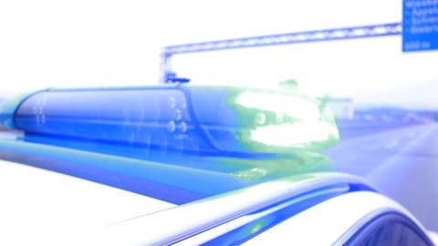 Ein Polizeiauto der Mainzer Polizei mit Blaulicht auf der Autobahn.